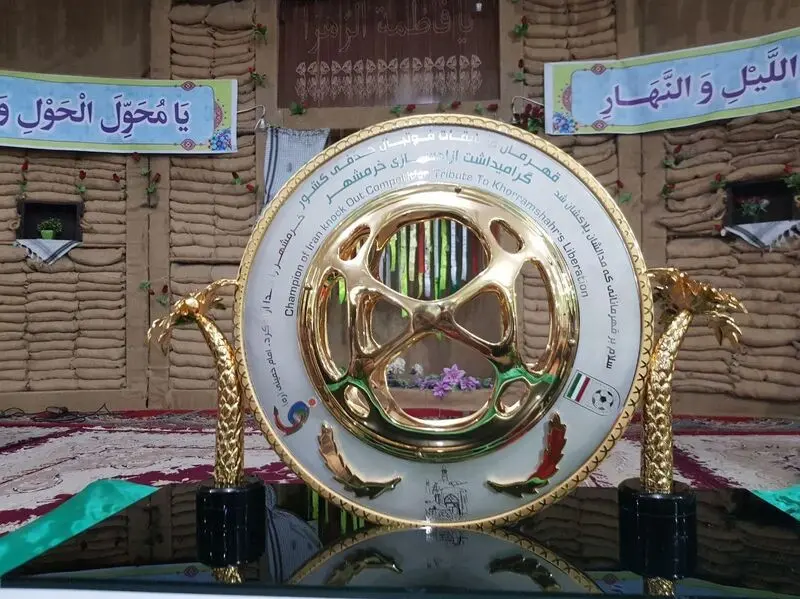 سکوی قهرمانی جام حذفی با لوگوی پرسپولیس