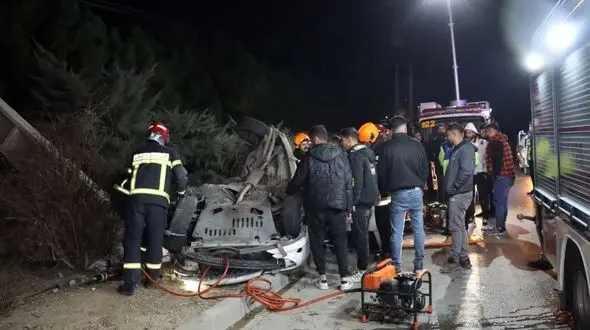 تصادف مرگبار پژو 207 با تیر برق/ تیر سقوط کرد!+عکس وحشتناک ماشین له شده