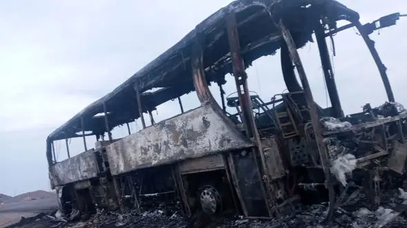 3 عکس از توبوس آتش گرفته در یزد / اتوبوس مسافربری جزغاله شد + علت