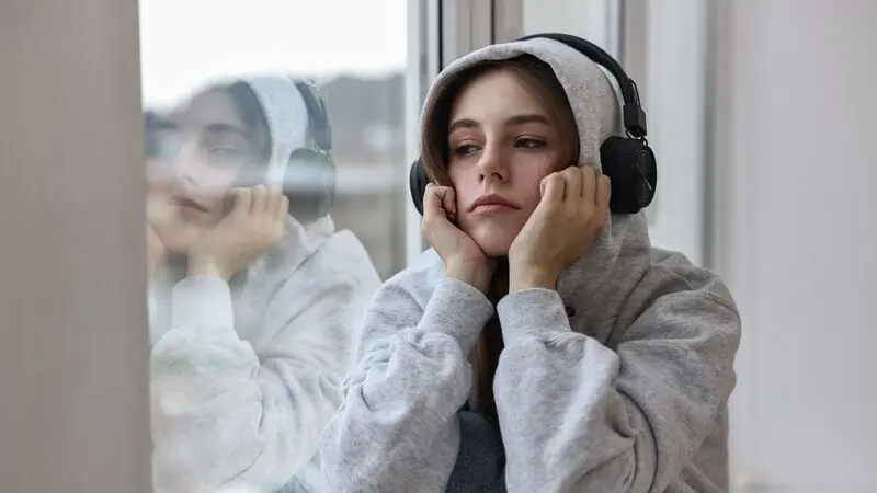 چرا بعد از جدایی آهنگ های عاشقانه را بیشتر دوست داریم؟ 