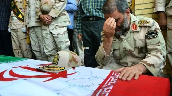 حضور فرمانده بر سر پیکرهای بی جان سربازانش + عکس 