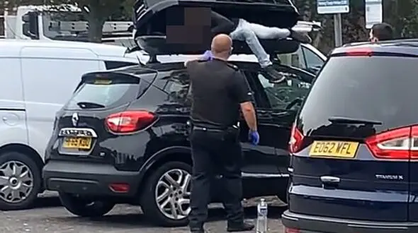 مهاجر غیر قانونی خود را در باربند خودرو پنهان کرده بود + فیلم