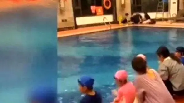 استخر آب جان کودک 6 ساله چینی را گرفت + فیلم