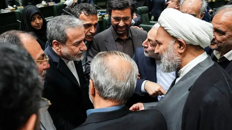 عراقچی و رئیس ستاد کل نیروهای مسلح در جلسه غیر علنی مجلس 