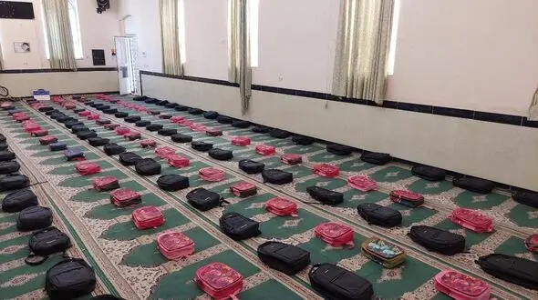 حمایت خیرین هشترود از دانش آموزان بی بضاعت/ اهدای 250 بسته نوشت افزار بین بچه های محروم