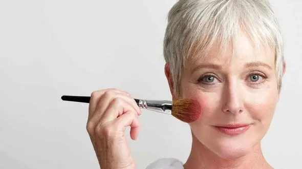 نکات ساده در آرایش صورت زنان مسن/در میانسالی زیباتر شوید