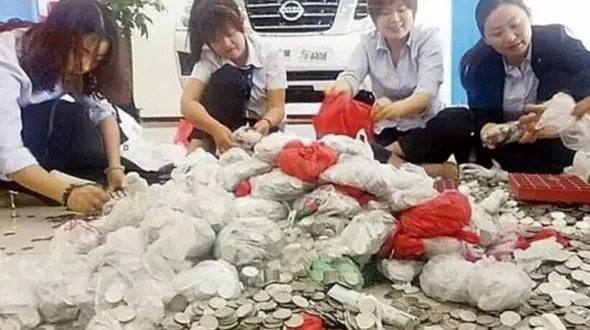 66 کیسه پر از پول زن جوان را به آرزویش رساند+عکس