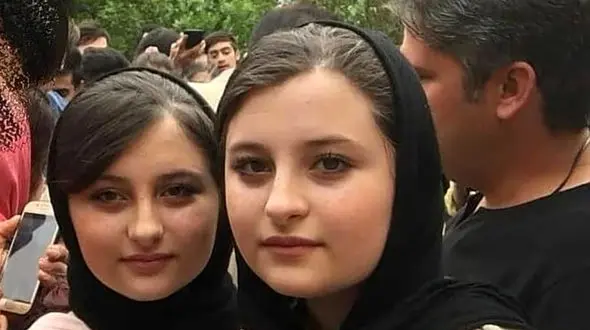 عکس حیرت آور از سارا و نیکا ! / رحمان و رحیم دست به شانه دختران دوقلو !