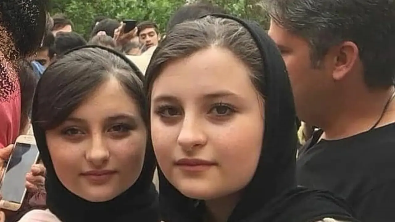 عکس حیرت آور از سارا و نیکا ! / رحمان و رحیم دست به شانه دختران دوقلو !