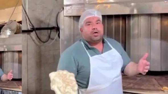 مداحی شنیدنی یک شاطر کنار تنور نانوایی بربری+فیلم دیدنی