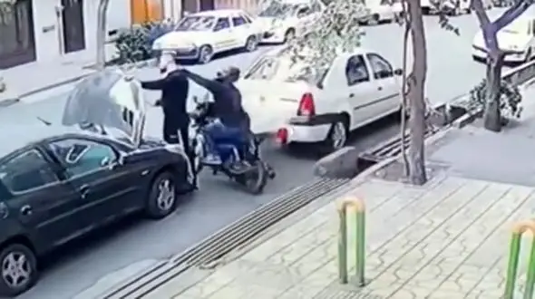 فیلم زورگیری زنجیر طلا از مردی در محله نارمک /  این زورگیران را می سناسید به پلیس خبر دهید !