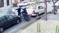 فیلم زورگیری زنجیر طلا از مردی در محله نارمک /  این زورگیران را می سناسید به پلیس خبر دهید !
