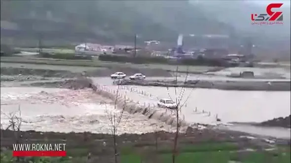 اقدام خطرناک یک راننده پراید هنگام غرق شدن پل گلورد ساری بر اثر سیل+ فیلم