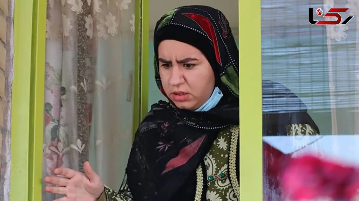 چیدمان ساده و خلوت میز عزای پدربزرگ صهبا شرافتی، روناک سریال نون خ با خرما و شمع و عکس در منزل شخصی‌ خودشان+عکس