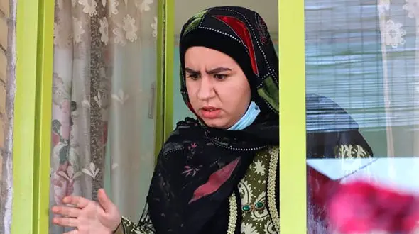 چیدمان ساده و خلوت میز عزای پدربزرگ صهبا شرافتی، روناک سریال نون خ با خرما و شمع و عکس در منزل شخصی‌ خودشان+عکس