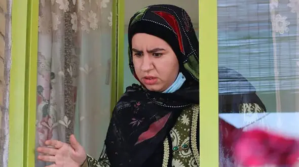 چیدمان ساده و خلوت میز عزای پدربزرگ صهبا شرافتی، روناک سریال نون خ با خرما و شمع و عکس در منزل شخصی‌ خودشان+عکس