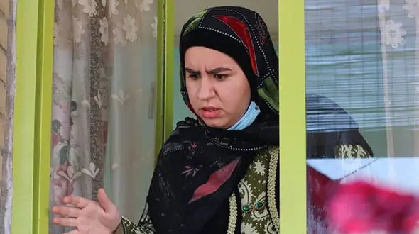 چیدمان ساده و خلوت میز عزای پدربزرگ صهبا شرافتی، روناک سریال نون خ با خرما و شمع و عکس در منزل شخصی‌ خودشان+عکس