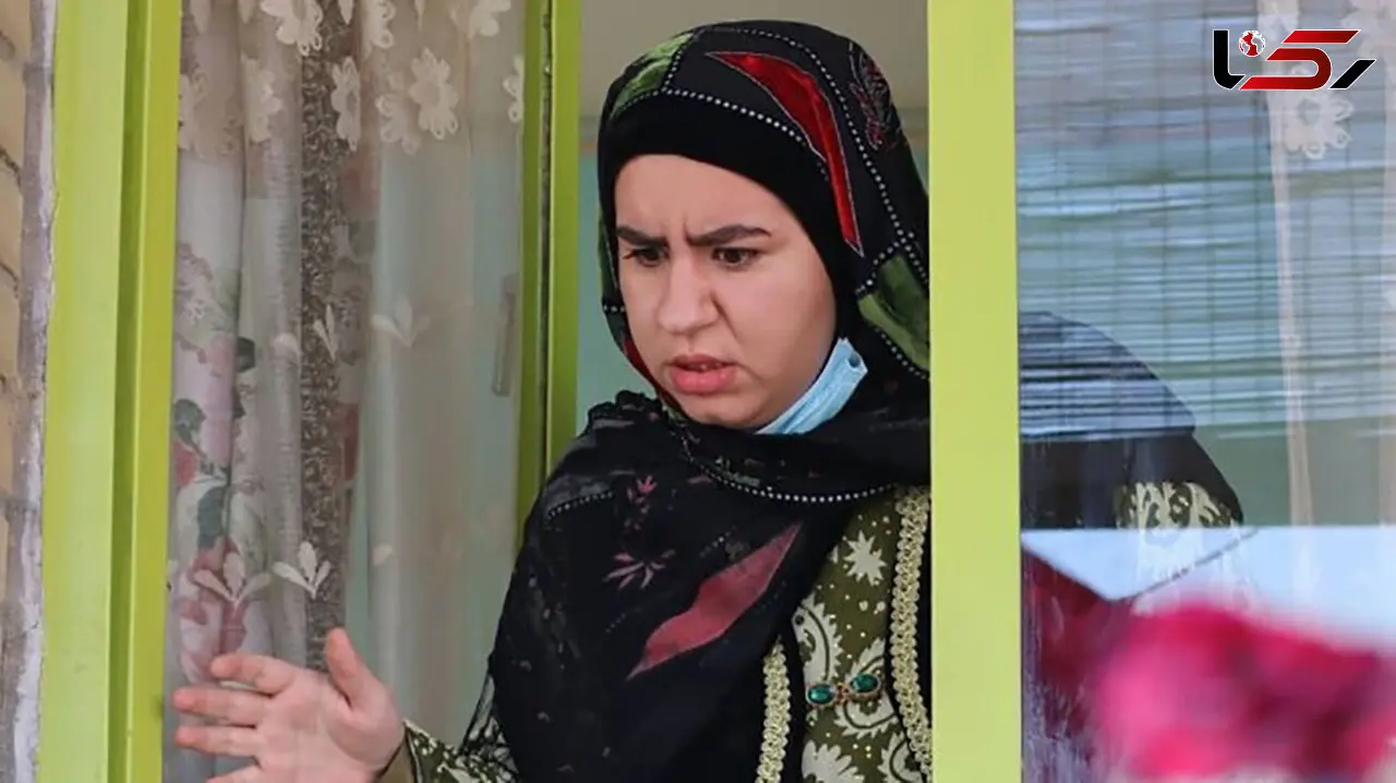 چیدمان ساده و خلوت میز عزای پدربزرگ صهبا شرافتی، روناک سریال نون خ با خرما و شمع و عکس در منزل شخصی‌ خودشان+عکس