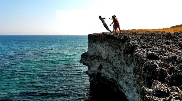 فیلم شیرجه خطرناک از صخره به رودخانه / نوجوان به شدت مجروح شد