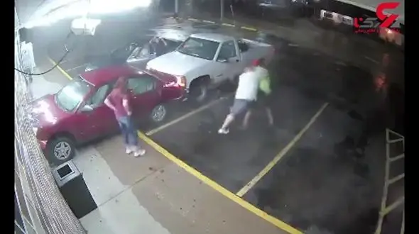 کتک کاری هولناک بین دو راننده بعد از تصادف خیابانی! +فیلم