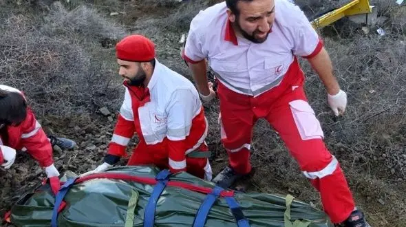5 ساعت عملیات نفسگیر برای انتقال جسد فرد 60 ساله از ارتفاعات کوه ها