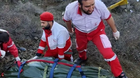 5 ساعت عملیات نفسگیر برای انتقال جسد فرد 60 ساله از ارتفاعات کوه ها
