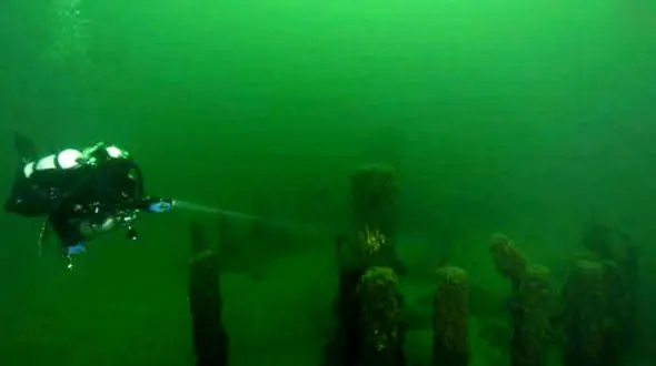 معمای سنگ‌های مرموزی که در اعماق یک دریاچه کشف شدند