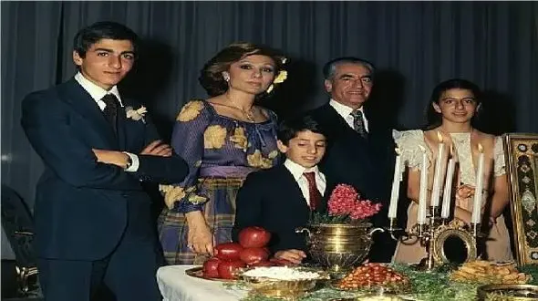 عکس سفر به ایام قدیم  / اولین سفره هفت سین فرح پهلوی و بچه هایش بعد فوت شاه 
