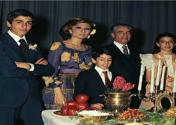 عکس سفر به ایام قدیم  / اولین سفره هفت سین فرح پهلوی و بچه هایش بعد فوت شاه 