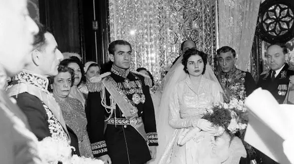 عکس سفر در زمان /  «ثریا و محمدرضا پهلوی» در حال حرف زدن با طوطی میلیاردی ؛ دهه 30