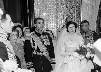 عکس سفر در زمان /  «ثریا و محمدرضا پهلوی» در حال حرف زدن با طوطی میلیاردی ؛ دهه 30