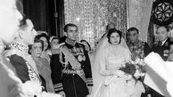 عکس سفر در زمان /  «ثریا و محمدرضا پهلوی» در حال حرف زدن با طوطی میلیاردی ؛ دهه 30