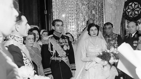 عکس سفر در زمان /  «ثریا و محمدرضا پهلوی» در حال حرف زدن با طوطی میلیاردی ؛ دهه 30