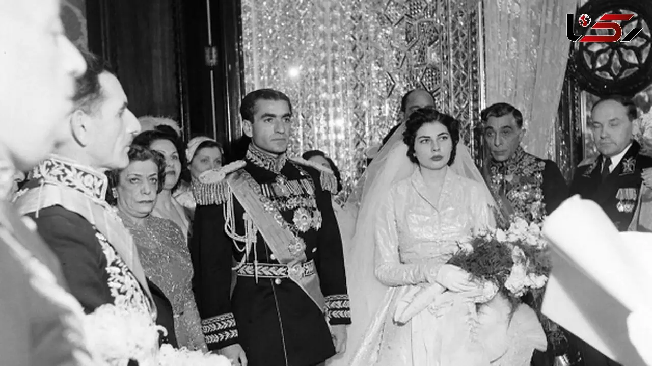 عکس سفر در زمان /  «ثریا و محمدرضا پهلوی» در حال حرف زدن با طوطی میلیاردی ؛ دهه 30
