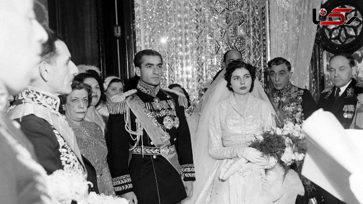 عکس سفر در زمان / «ثریا و محمدرضا پهلوی» در حال حرف زدن با طوطی میلیاردی ؛ دهه 30