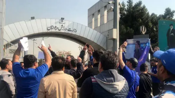 تجمع هواداران استقلال جلوی وزارت ورزش