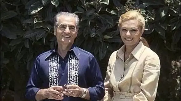 عکس سفر در زمان /  گرگم به هوا بازی کردن فرح دیبا و شاه پهلوی /  1340