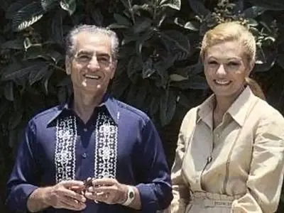 عکس سفر در زمان /  گرگم به هوا بازی کردن فرح دیبا و شاه پهلوی /  1340