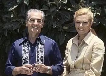 عکس سفر در زمان /  گرگم به هوا بازی کردن فرح دیبا و شاه پهلوی /  1340