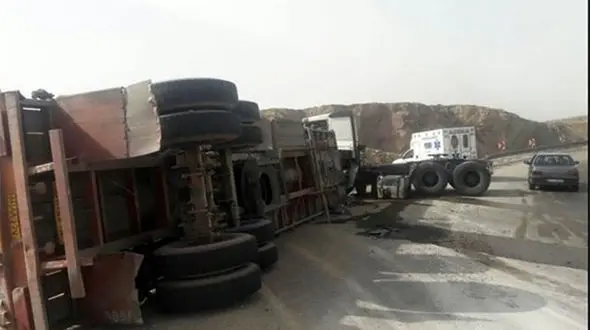 مرگ تلخ 2 راننده در واژگونی کامیون و تریلر + عکس