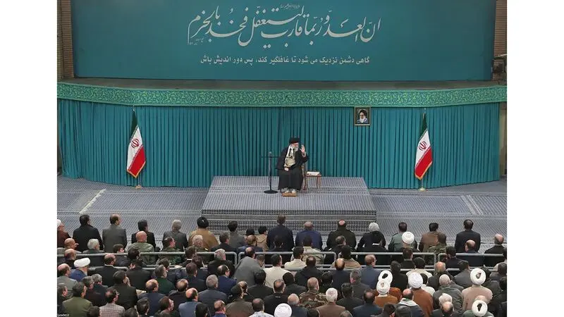  رهبر انقلاب در دیدار هزاران نفر از مردم آذربایجان شرقی