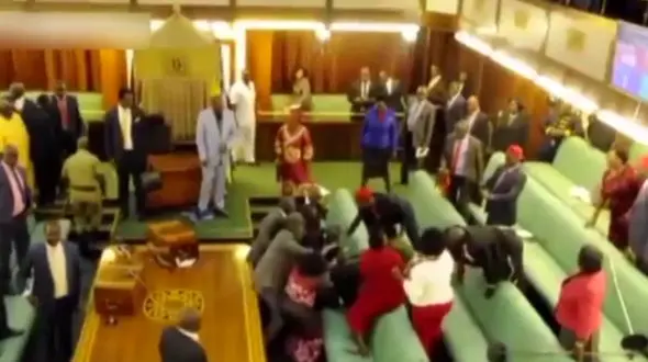 کتک کاری شدید بین نمایندگان مجلس + فیلم و عکس