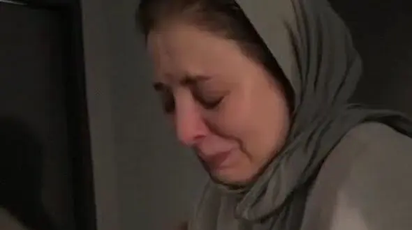 عکس/ نگاهی به اعلامیه ترحیم و میز عزای پر طمطراق مادر رویا میرعلمی با حضور بستگان، آشنایان و هنرمندان