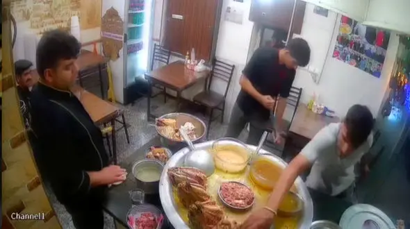 فیلم دزدی کله پاچه با روش موبایل قاپی ! / همه در مغازه حیرت زده شدند !