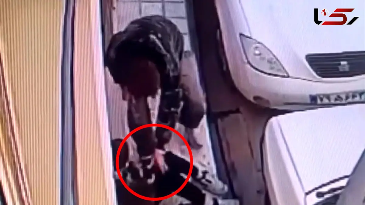 فیلم مواجه حضوری پسربچه با دزد چاقو کش موبایلش بعد از بازداشت / من نشسته بودم لب جدول که ...