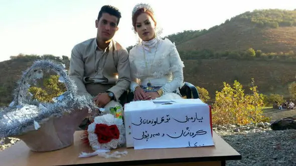 دختر و پسر کرد با لباس عروسی به کمک زلزله زدگان رفتند! + عکس