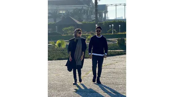 شاهرخ استخری و همسرش در حال قدم زدن + عکس 