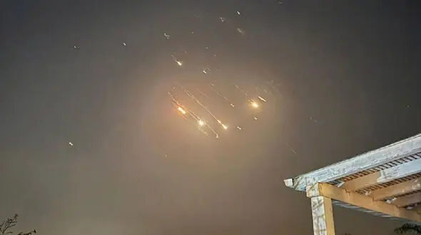 رسانه‌های اسرائیلی: بیش از ۱۰۰ موشک از ایران به اسرائیل شلیک شد/اصابت موشکها به تل آویو