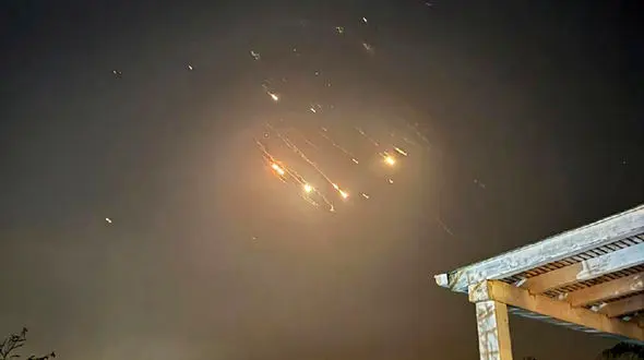 رسانه‌های اسرائیلی: بیش از ۱۰۰ موشک از ایران به اسرائیل شلیک شد/اصابت موشکها به تل آویو