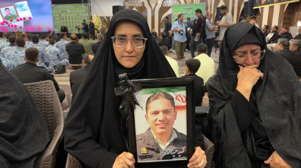 فیلم گفتگوی رکنا با همسر پلیس شهید حمید آزکات /  دختر کوچولویم زودی پدرش را آسمانی دید